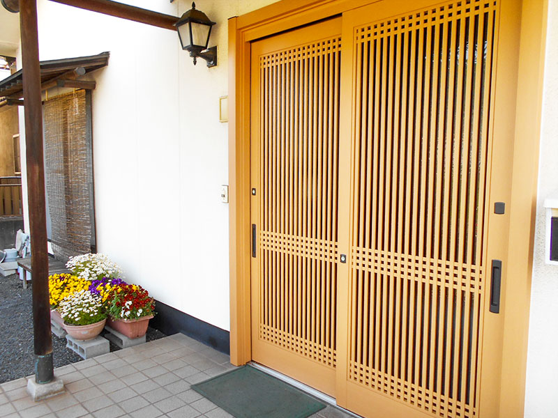 福山市 住まいの外観を豪華にする モダンなデザインの和風玄関ドア