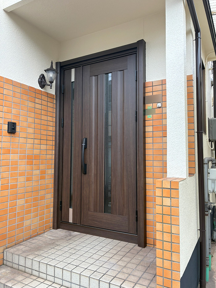 福山市 T様邸-玄関ドアリフォーム施工後01