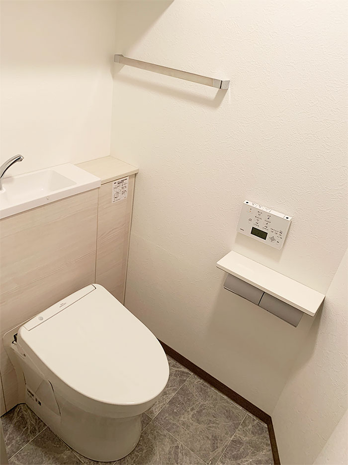 八王子市のトイレリフォーム事例 タンクレス便器＆スリムタイプの収納ですっきりしたトイレ