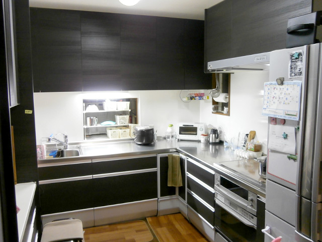 キッチンリフォーム事例 収納力抜群のキッチンと揃いの食器棚