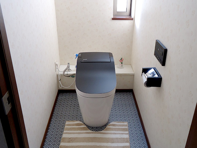 トイレリフォーム事例 モダンなトイレはお気に入りの空間に