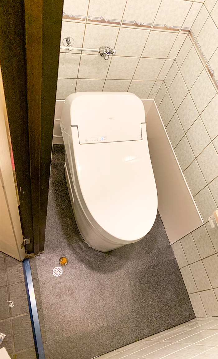 板橋区のトイレリフォーム事例 触らずにフタの開閉と洗浄ができる、衛生的なトイレ