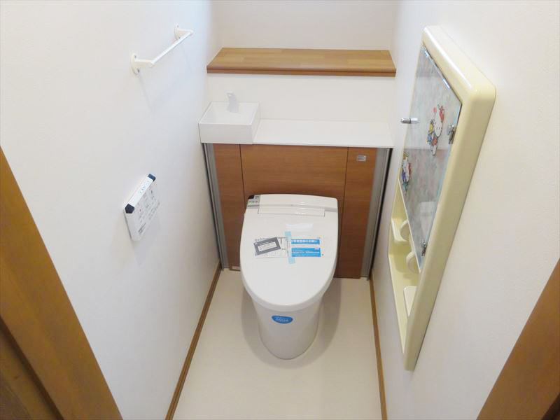 広島市佐伯区のトイレリフォーム事例 キャビネット一体型でスッキリお洒落なトイレ