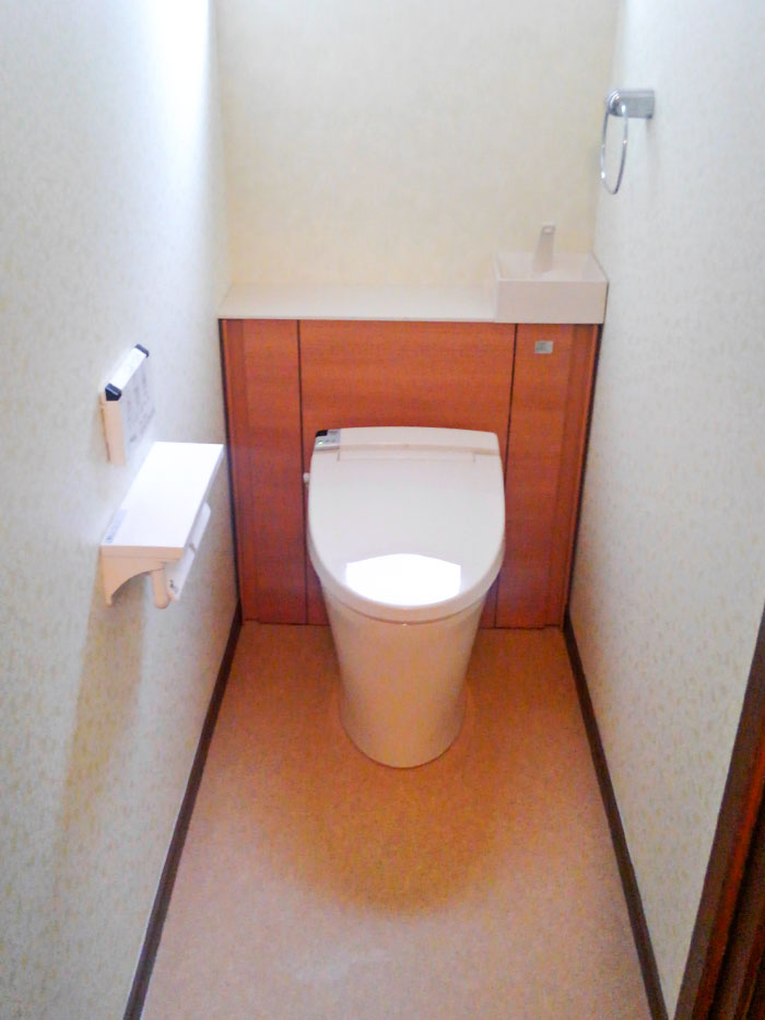 桑名市のトイレリフォーム事例 キャビネット付きで収納力ばつぐん 広くて清潔感のあるトイレ
