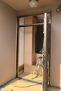 春日井市 S様邸-玄関ドアリフォーム施工中01