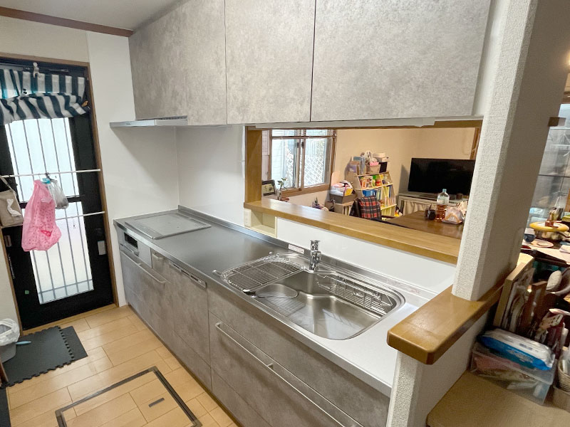 機能性抜群な、グレーのオシャレなキッチン | キッチンリフォーム市場