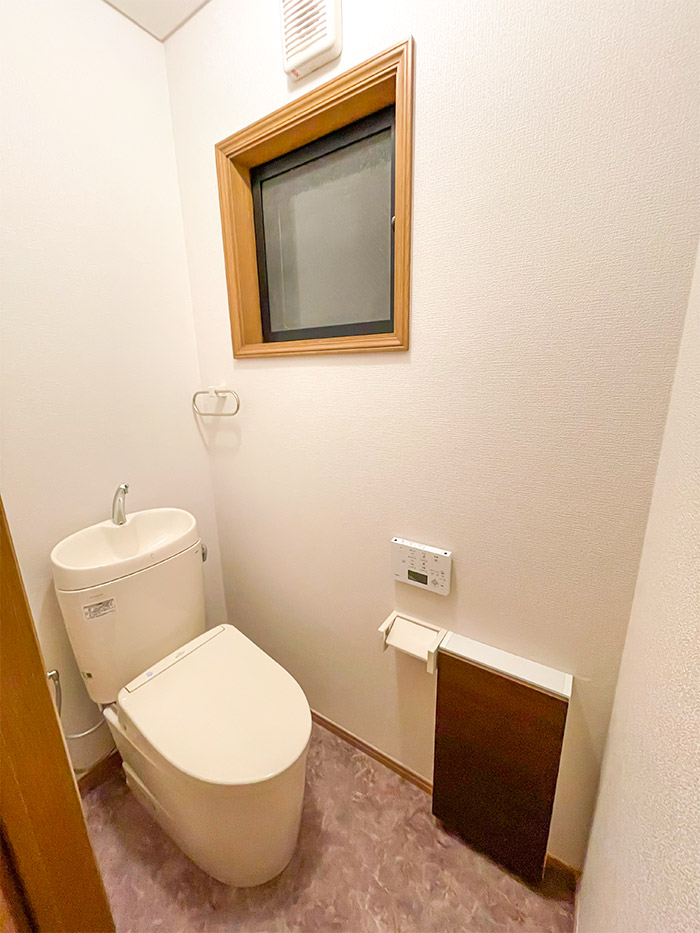 練馬区 キャビネットにすっきり収納できる、清潔感のある２つのトイレ