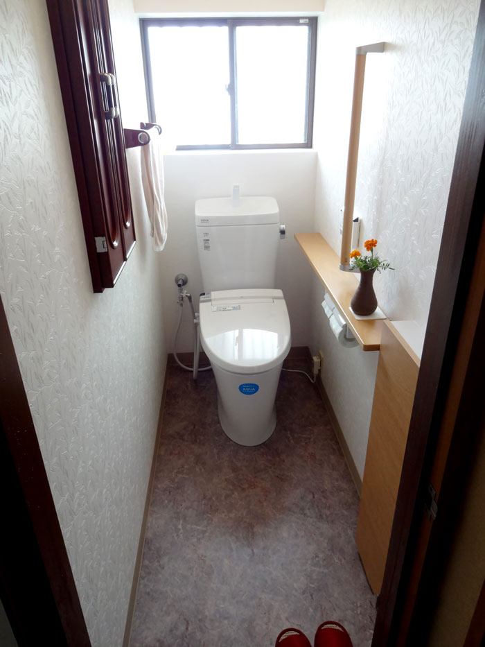 岡山市東区のトイレリフォーム事例 足を悪くした母も使いやすく 収納力も上がったトイレ
