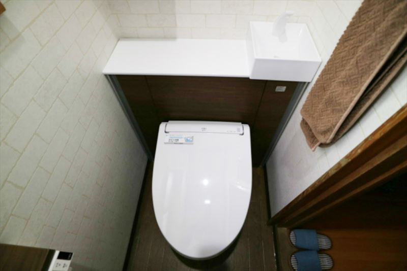 岡山市北区のトイレリフォーム事例 実用性を兼ね備えた ウッドタイル で インパクトのあるお洒落なトイレ空間に