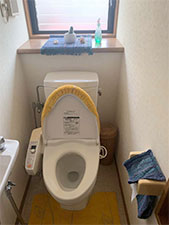 目黒区のトイレリフォーム事例 タイル風のクロスがかわいい オート機能が便利なトイレ