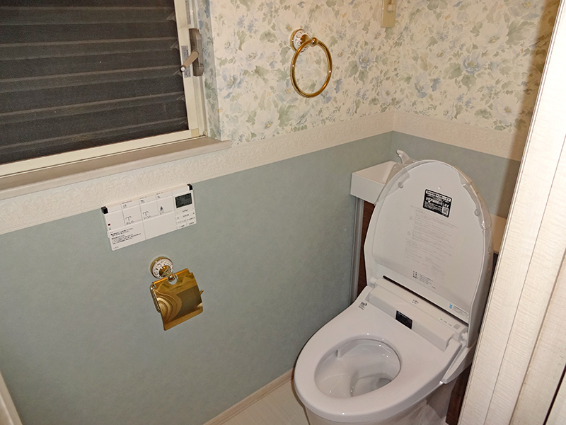 世田谷区のトイレリフォーム事例 収納が増え 花柄のクロスでオシャレになったトイレ