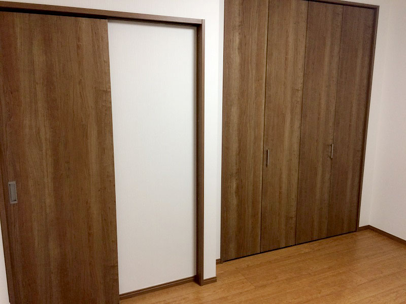 世田谷区の内装リフォーム事例 内装を同系色でまとめた収納力抜群の洋室