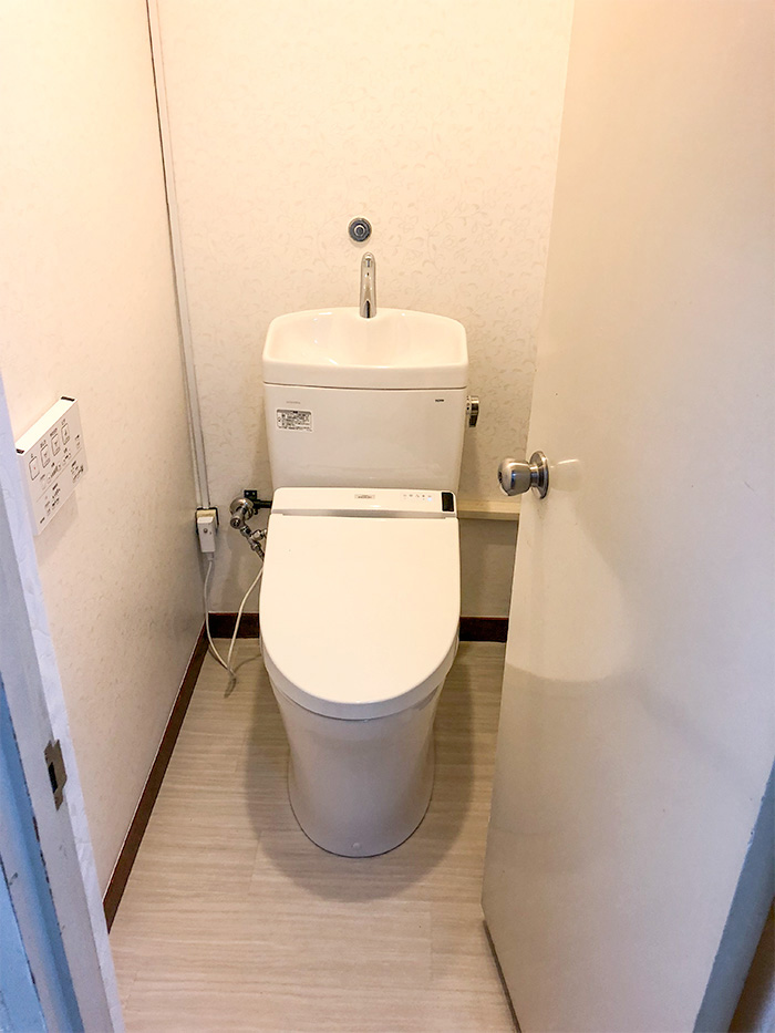 世田谷区のトイレリフォーム事例 白系の内装材で明るく節水型の使い
