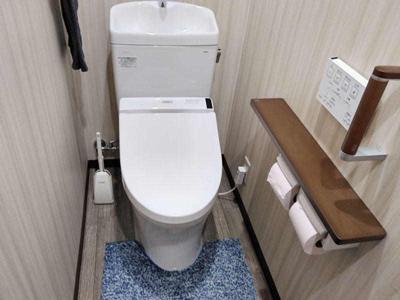 静岡市葵区のトイレリフォーム事例 換気扇や窓枠含めて一新し 広く快適になったトイレ