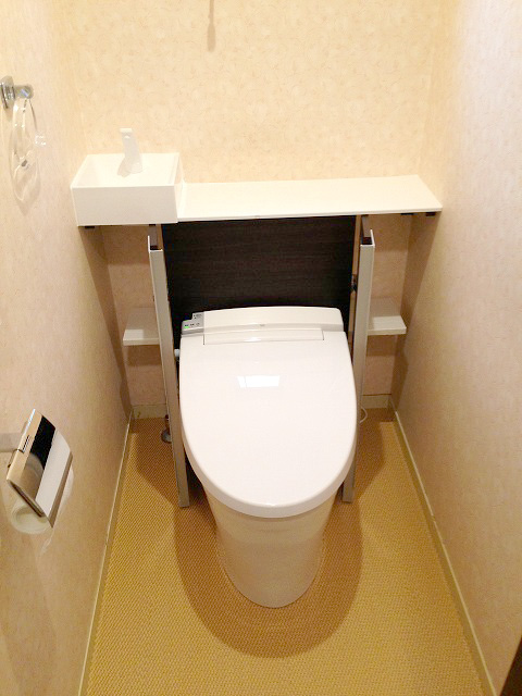 静岡市駿河区のトイレリフォーム事例 高級感が出て掃除もしやすいタンクレス風トイレ