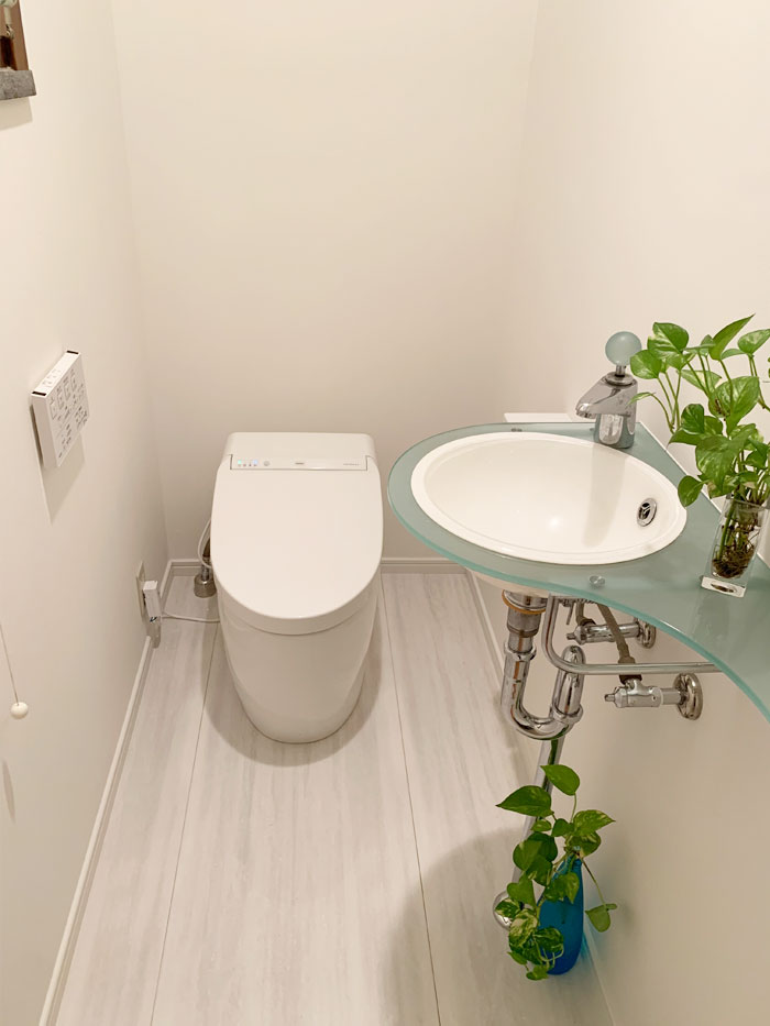 杉並区のトイレリフォーム事例 セラミックの床で掃除がしやすいタンクレスのトイレ