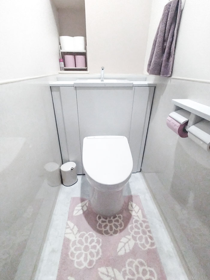 小平市のトイレリフォーム事例 清潔感のある白で統一した明るいトイレ