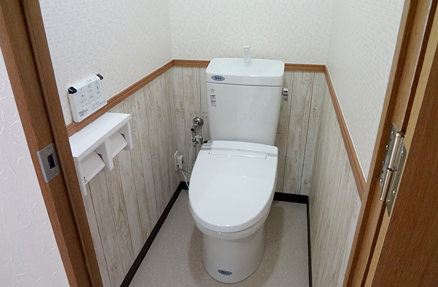 立川市のトイレリフォーム事例 腰の位置でクロスを切り替えおしゃれなトイレ
