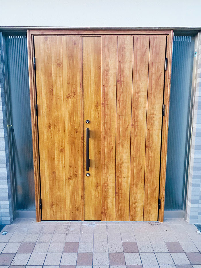 さぬき市 玄関まわりとマッチする 木目調のオシャレなドア