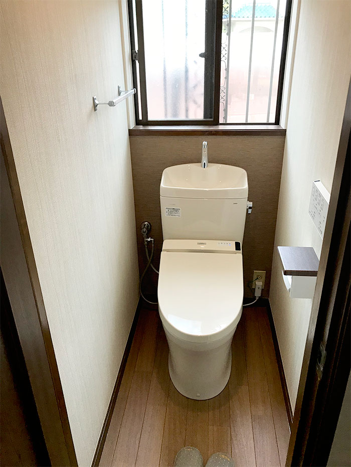 所沢市のトイレリフォーム事例 深めの手洗器が使いやすい 落ち着いた雰囲気のトイレ