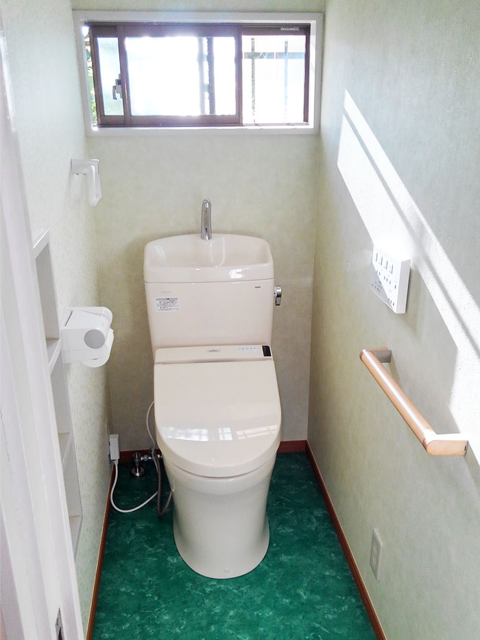 東久留米市のトイレリフォーム事例 便座をウォシュレットにし 床材を変えて寒さを軽減させたトイレ