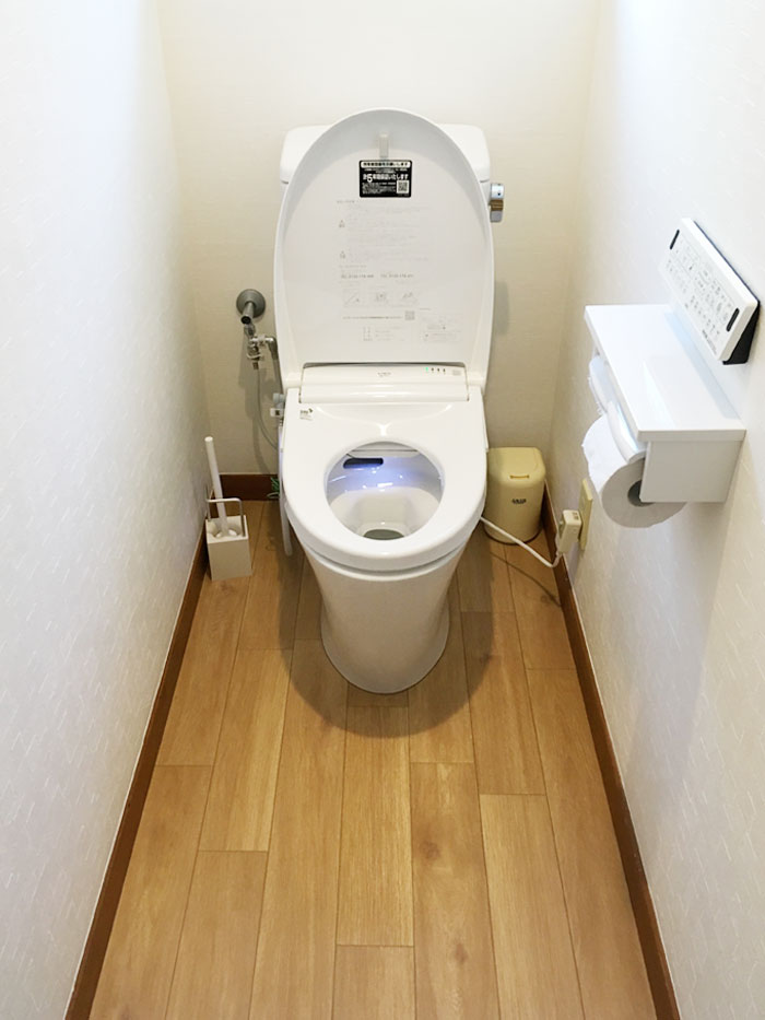 入間市のトイレリフォーム事例 一拭きで汚れが落とせるお掃除がしやすいトイレと床