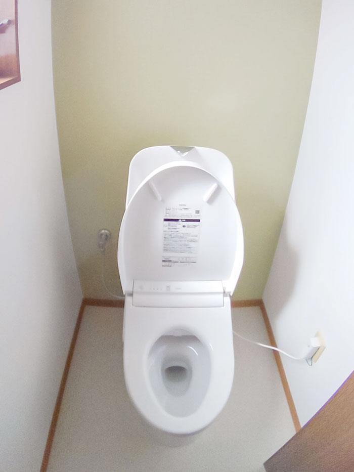豊橋市のトイレリフォーム事例 1日でリフォーム完了 アクセントクロスがおしゃれな２つのトイレ