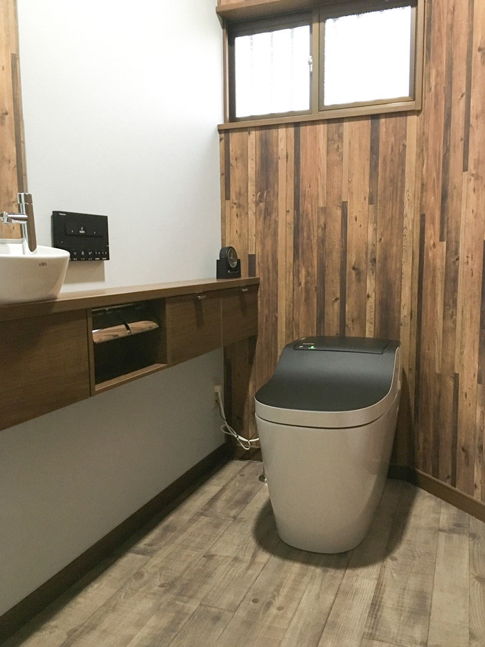 豊田市 木で作られたかのような配色が美しいトイレ空間