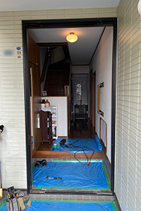横浜市鶴見区 M様邸-玄関ドアリフォーム施工中01